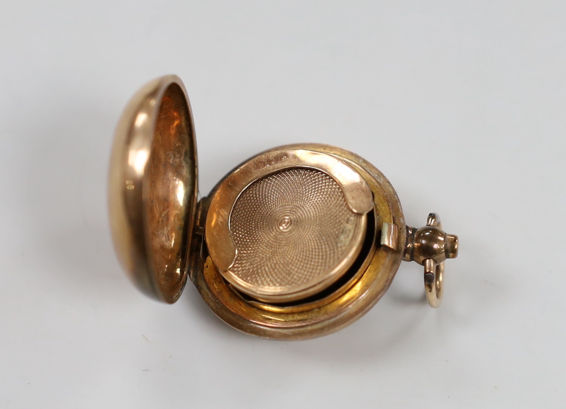 An Edwardian 9ct gold sovereign case, Birmingham, 1906, 30mm, with engraved monogram, gross weight 13.3 grams.